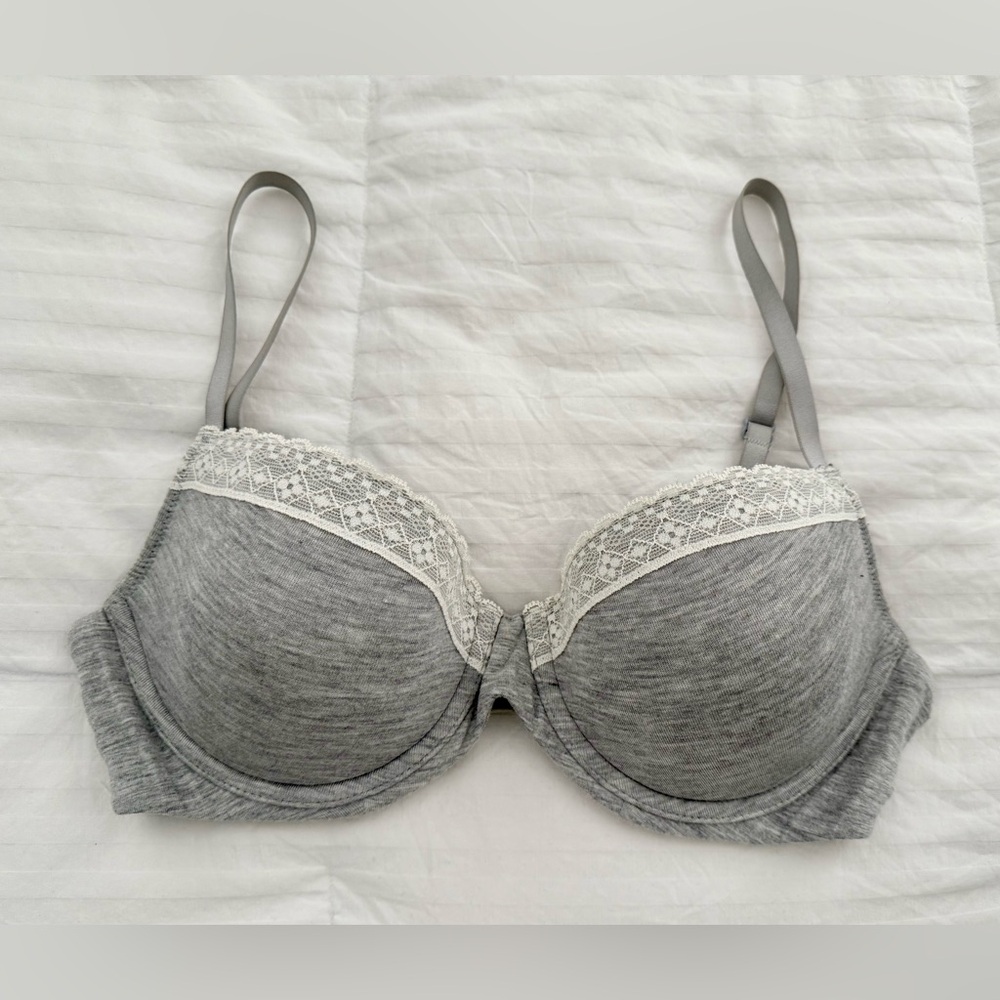 MOVING SALE | “Simply Vera” Vera Wang Gray and Cream Lace Bra, Size 36b